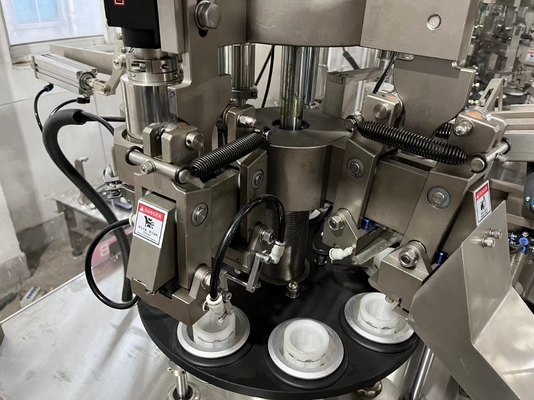 手のクリーム色の柔らかい管満ちる密封機械シャンプーのローションのホース