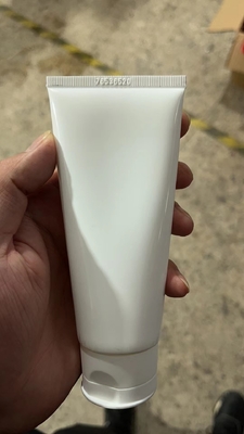 手のクリーム色の柔らかい管満ちる密封機械シャンプーのローションのホース