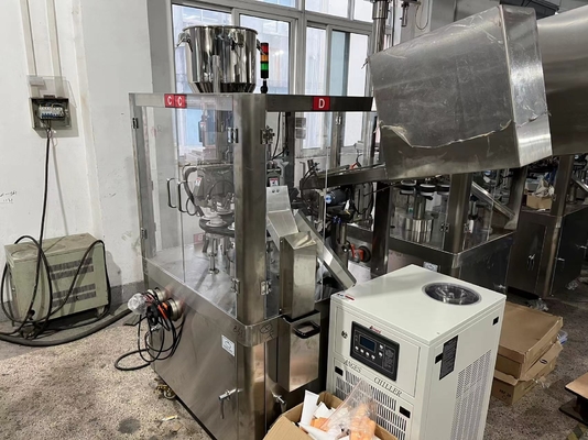ボディ ローションの乳剤のパパイヤのクリームのための高速自動管の満ちる密封機械