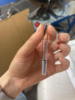 前記注入注射器のための自動消毒真空詰めストッパーマシン