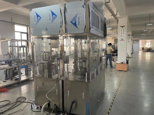 前記注入注射器のための自動消毒真空詰めストッパーマシン