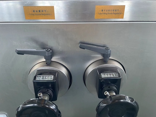プラスチック製のチューブを自動で詰め,密封する機械