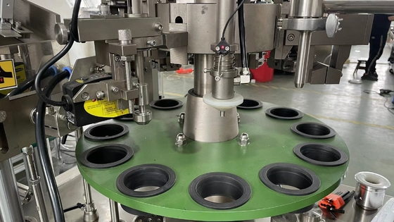オートマティック高速ボディクリームローション 柔らかいチューブフィラーシラー 歯磨き粉のためのプラスチックチューブフィリングとシールマシン
