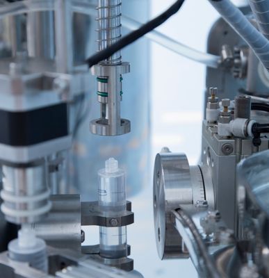 自動無菌使い捨て液体医薬品プラスチックプレフィルドシリンジPFS充填機