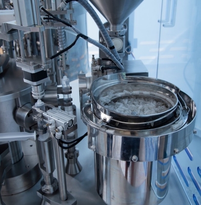 ゲルとクリームのための自動使い捨てプラスチック注射器の充填と蓋の機械