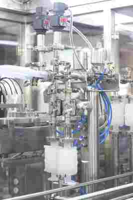 滅菌医薬品製造用高速自動RTUプレフィルドシリンジ充填機