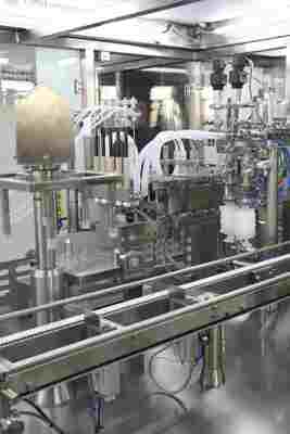 滅菌医薬品製造用高速自動RTUプレフィルドシリンジ充填機