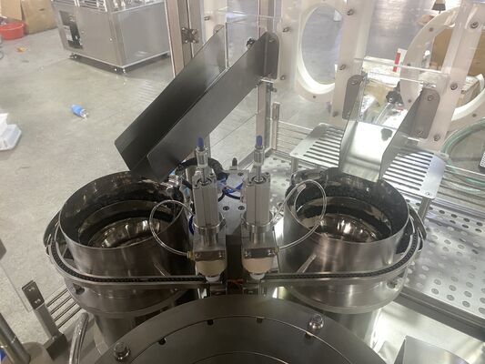 前記注入注射器のための自動消毒真空詰めストッパーマシン