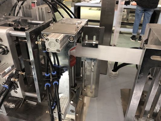 充填機の自動横を詰めるガラス レンズのクリーニングのワイプ